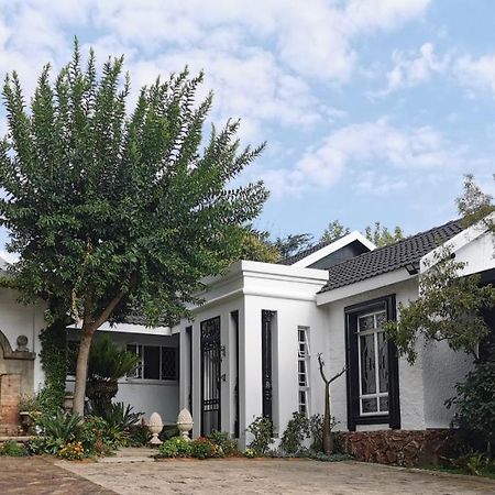At 98 On Lynburn Guest House Pretoria Luaran gambar
