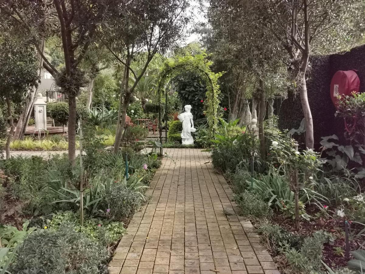 At 98 On Lynburn Guest House Pretoria Luaran gambar