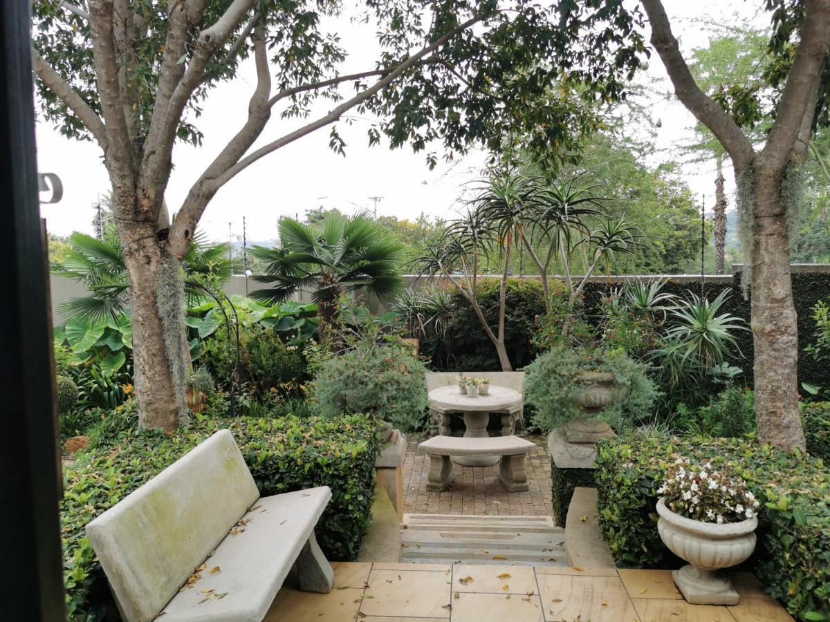 At 98 On Lynburn Guest House Pretoria Luaran gambar