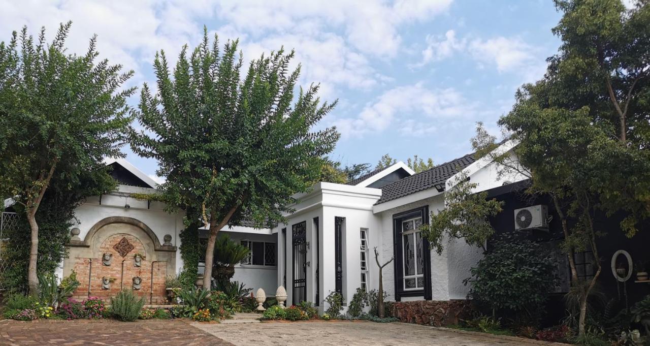 At 98 On Lynburn Guest House Pretoria Luaran gambar