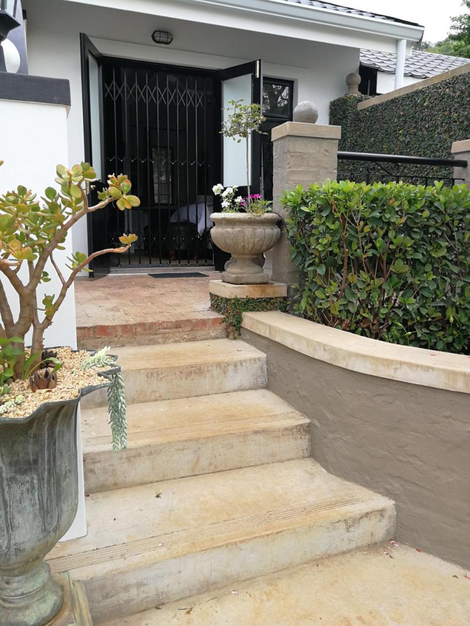 At 98 On Lynburn Guest House Pretoria Luaran gambar